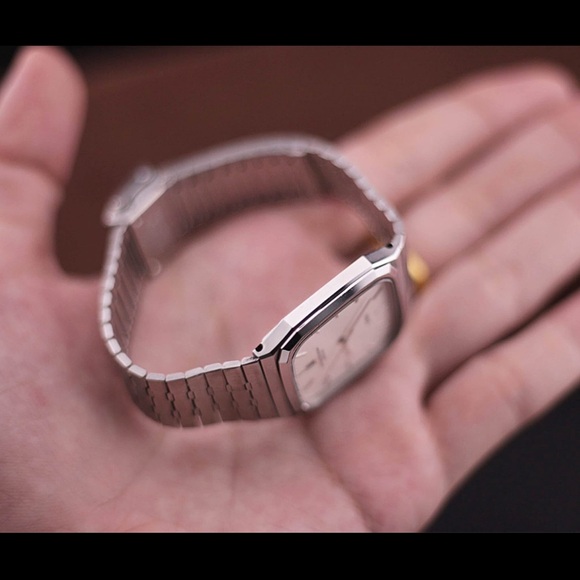 1970s Rare Citizen Eagle Quartz Watch
Ref No. 2710-272218
Silver Hard Alloy Case - Picture 6 of 8